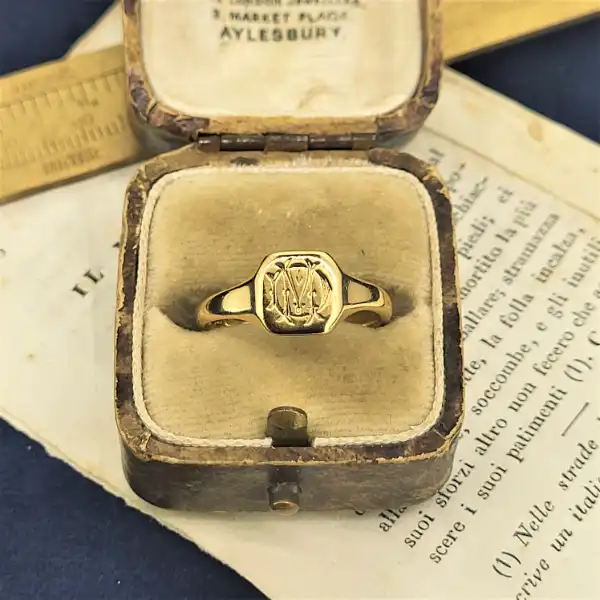 Date 1914! 18ct Gold Gents Signet Ring — image 2