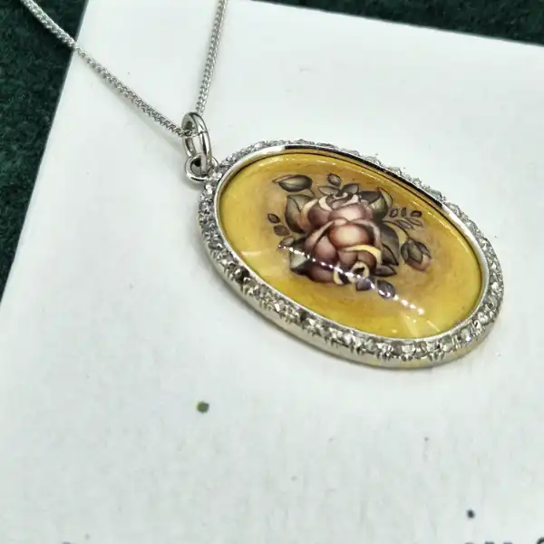 18ct Gold and Diamond Art Pendant — image 4