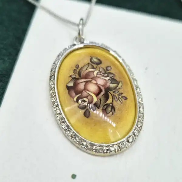 18ct Gold and Diamond Art Pendant — image 5