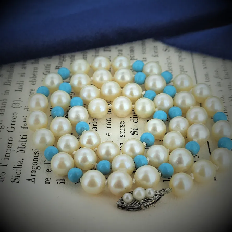A Beautiful Vintage White Pearl and Turquoise Necklace