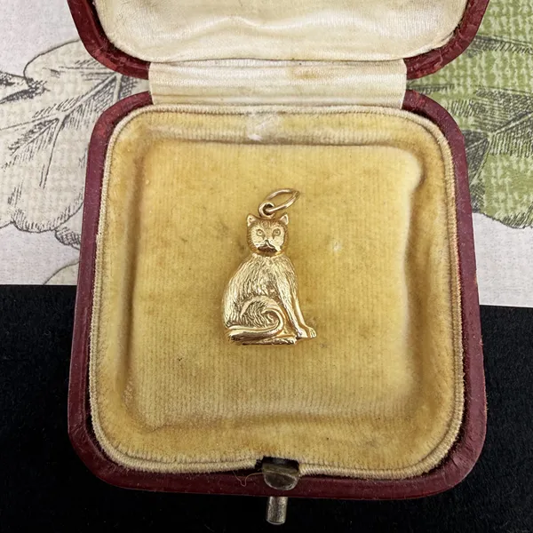 Birmingham 1975! 9ct Yellow Gold Sitting Cat Charm — image 2