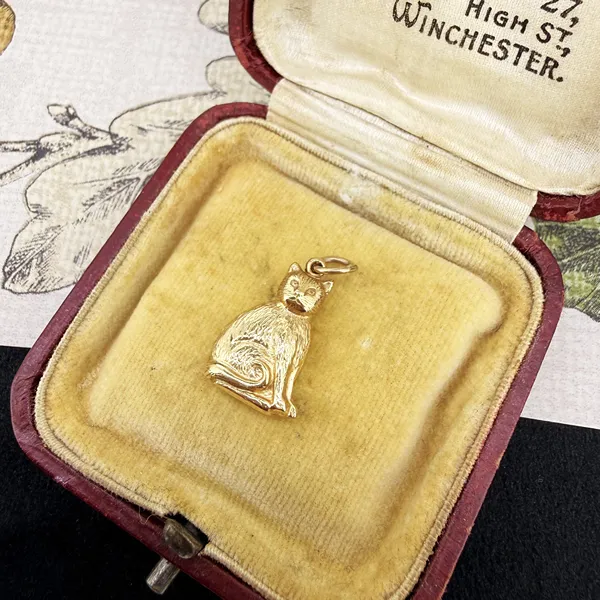 Birmingham 1975! 9ct Yellow Gold Sitting Cat Charm — image 3