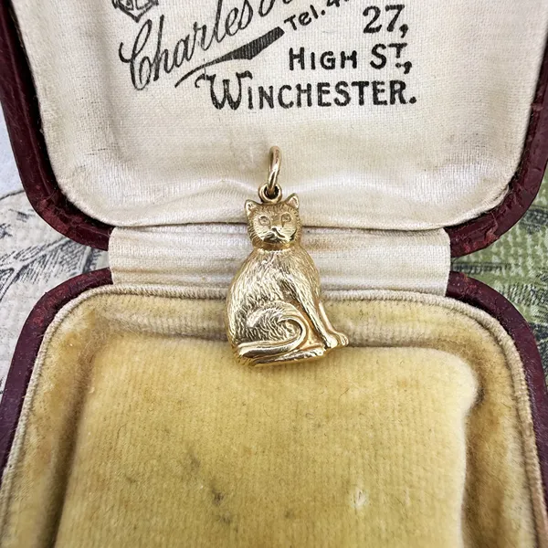 Birmingham 1975! 9ct Yellow Gold Sitting Cat Charm — image 4