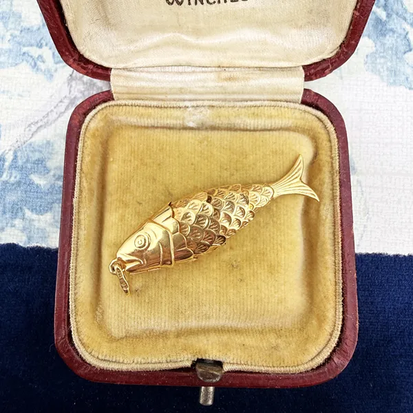 London 1977! 9ct Yellow Gold Large Flexible Fish Charm — image 2