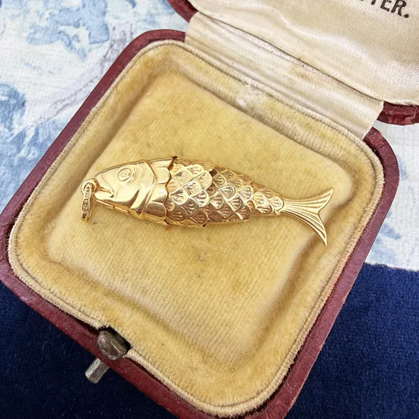 London 1977! 9ct Yellow Gold Large Flexible Fish Charm — image 3