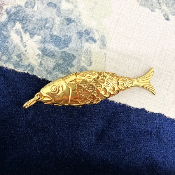 London 1977! 9ct Yellow Gold Large Flexible Fish Charm — image 5