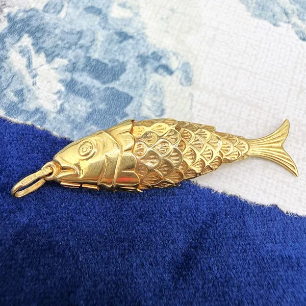 London 1977! 9ct Yellow Gold Large Flexible Fish Charm — image 6