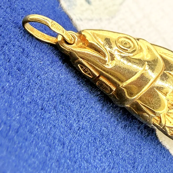 London 1977! 9ct Yellow Gold Large Flexible Fish Charm — image 7