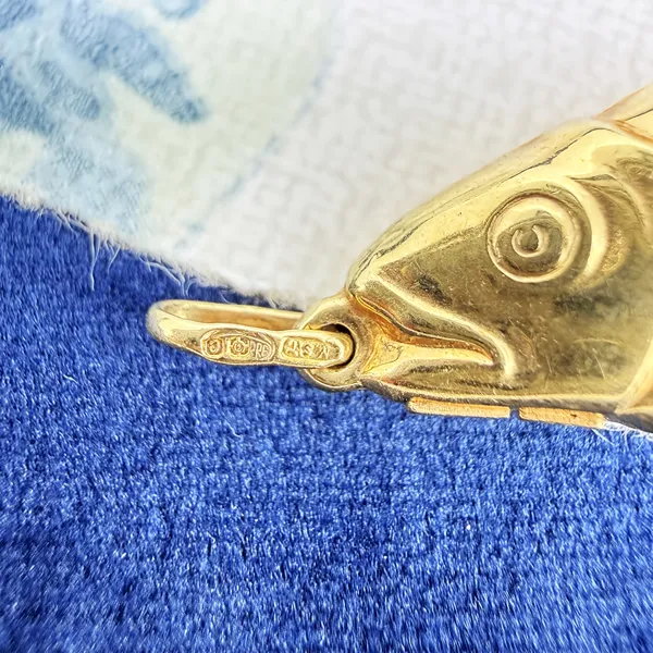 London 1977! 9ct Yellow Gold Large Flexible Fish Charm — image 8