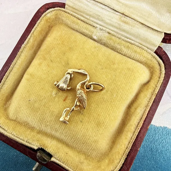 Birmingham 1973! 9ct Yellow Gold Stork A Carrying Baby Charm — image 3