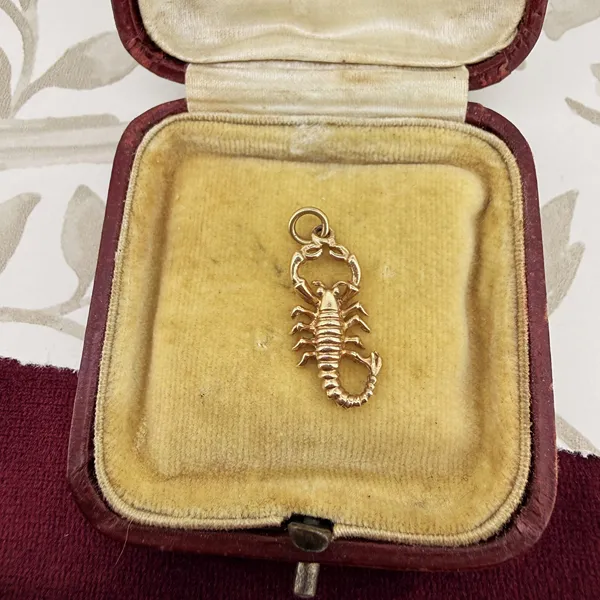 Birmingham 1970! Vintage 9ct Gold Scorpion Charm — image 2
