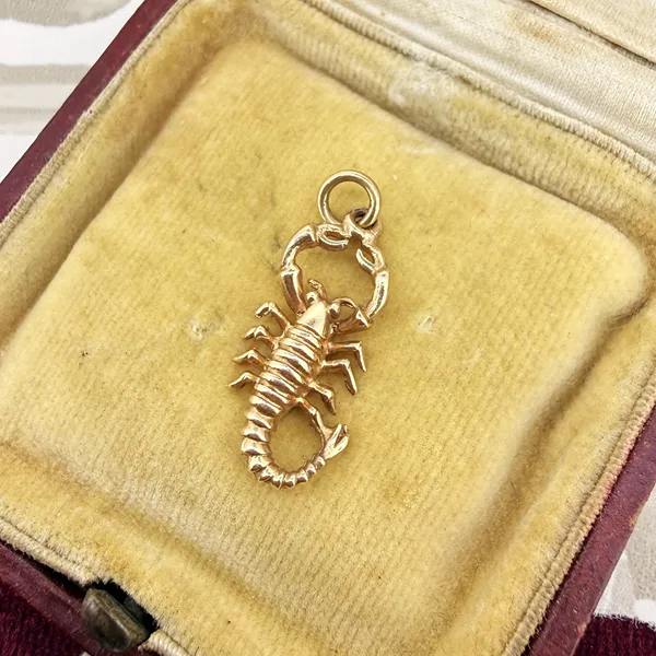 Birmingham 1970! Vintage 9ct Gold Scorpion Charm — image 3