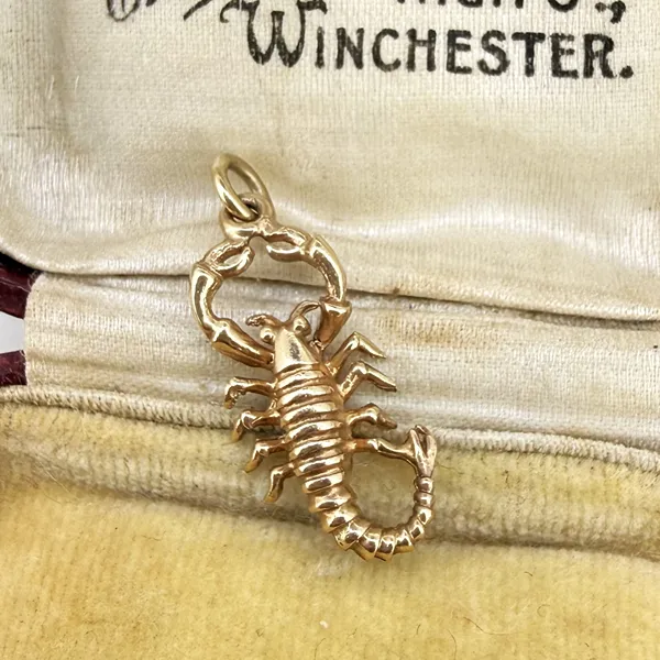 Birmingham 1970! Vintage 9ct Gold Scorpion Charm — image 4