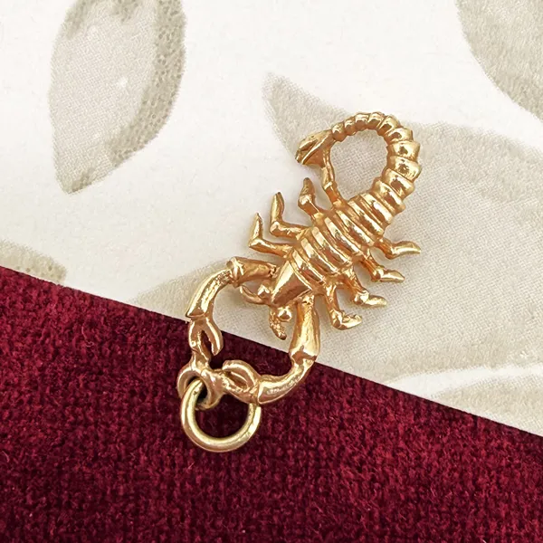 Birmingham 1970! Vintage 9ct Gold Scorpion Charm — image 5