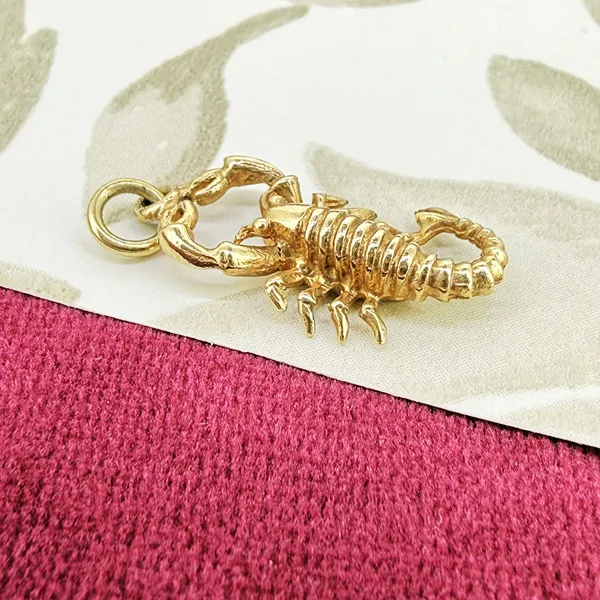 Birmingham 1970! Vintage 9ct Gold Scorpion Charm — image 6