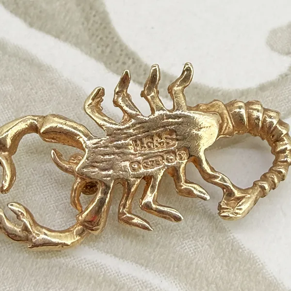 Birmingham 1970! Vintage 9ct Gold Scorpion Charm — image 7
