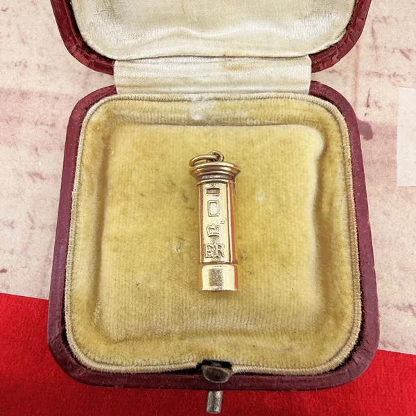 Birmingham 1978! 9ct Yellow Gold Post Box Charm — image 2