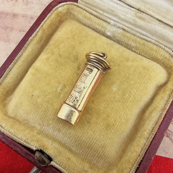 Birmingham 1978! 9ct Yellow Gold Post Box Charm — image 3