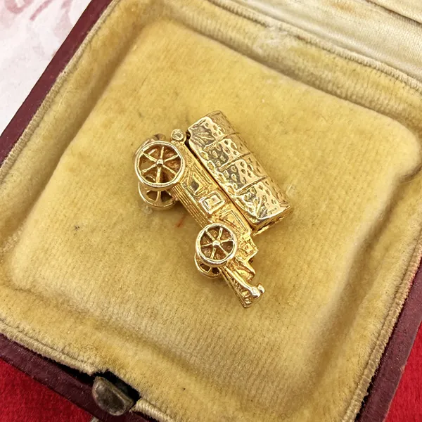 Circa. 1965! 9ct Yellow Gold Opening Wagon Charm — image 3