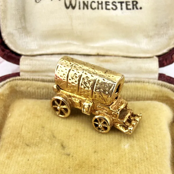 Circa. 1965! 9ct Yellow Gold Opening Wagon Charm — image 4