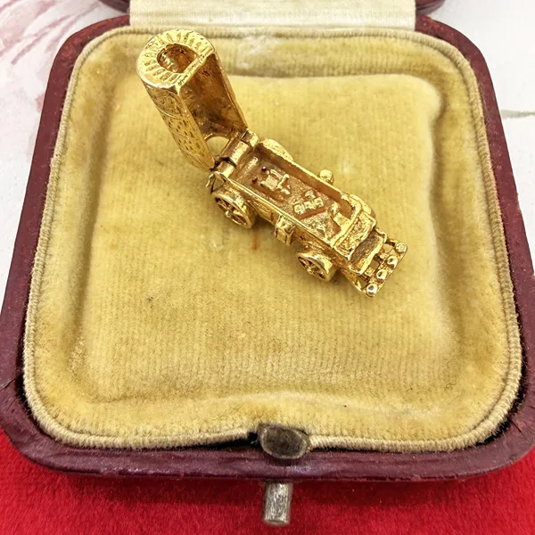 Circa. 1965! 9ct Yellow Gold Opening Wagon Charm — image 5