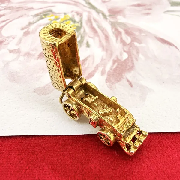Circa. 1965! 9ct Yellow Gold Opening Wagon Charm — image 7