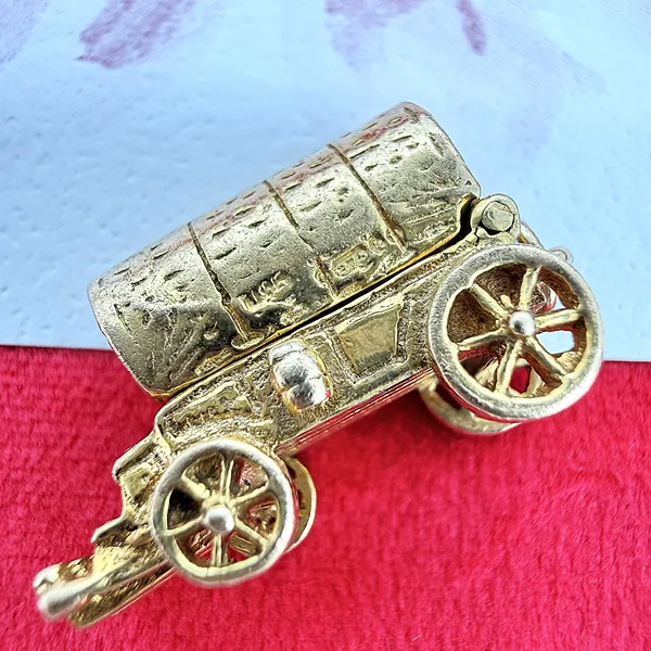 Circa. 1965! 9ct Yellow Gold Opening Wagon Charm — image 9
