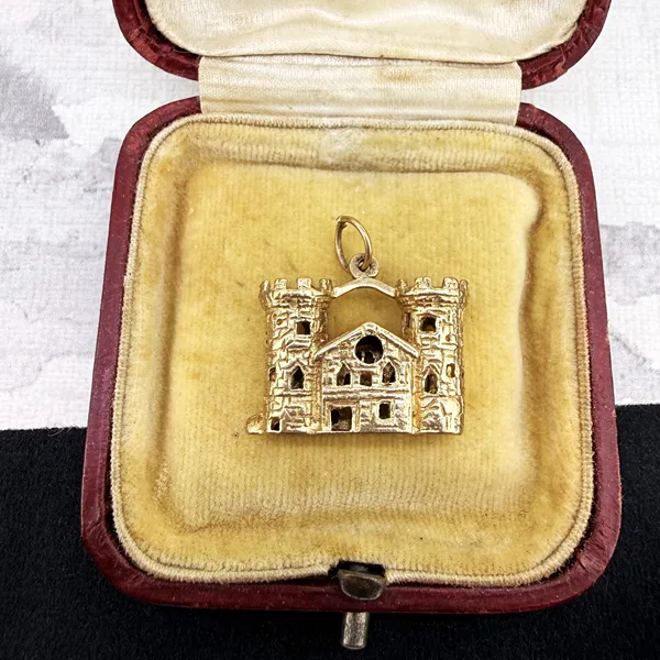 London 1970! Vintage 9ct Gold Castle Charm — image 2