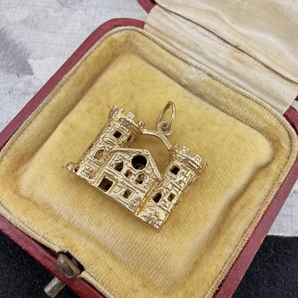 London 1970! Vintage 9ct Gold Castle Charm — image 3