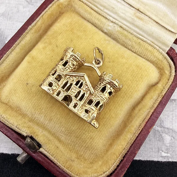 London 1970! Vintage 9ct Gold Castle Charm — image 4