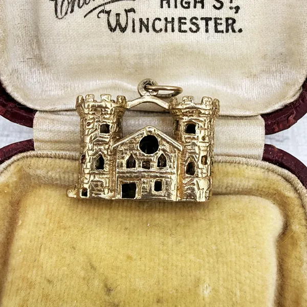 London 1970! Vintage 9ct Gold Castle Charm — image 5