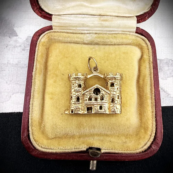 London 1970! Vintage 9ct Gold Castle Charm