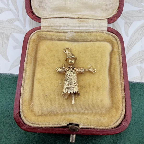 London 1972! Vintage 9ct Gold Scarecrow Charm — image 2