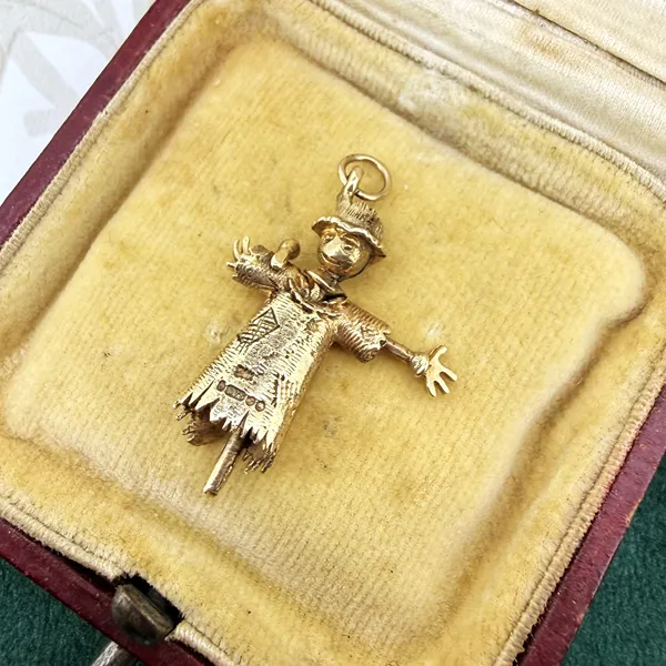 London 1972! Vintage 9ct Gold Scarecrow Charm — image 3