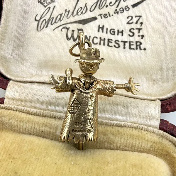 London 1972! Vintage 9ct Gold Scarecrow Charm — image 4
