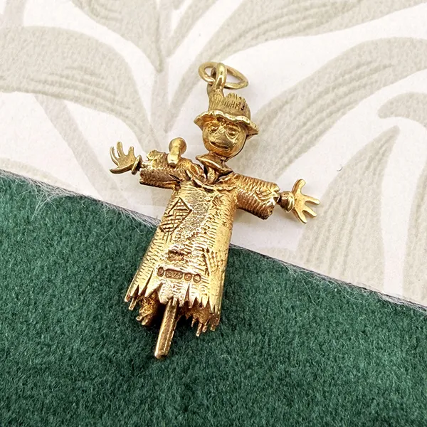 London 1972! Vintage 9ct Gold Scarecrow Charm — image 5