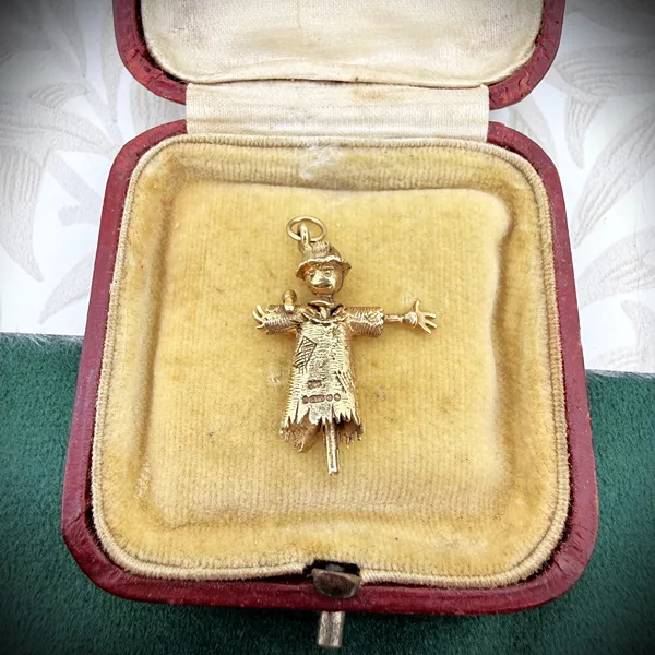 London 1972! Vintage 9ct Gold Scarecrow Charm