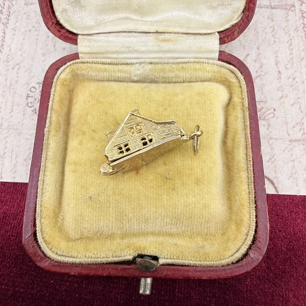 London 1973! Vintage 9ct Gold Opening House Charm — image 2