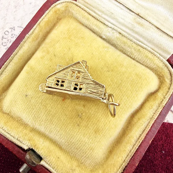 London 1973! Vintage 9ct Gold Opening House Charm — image 3
