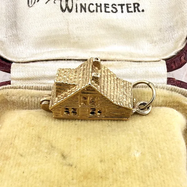 London 1973! Vintage 9ct Gold Opening House Charm — image 4