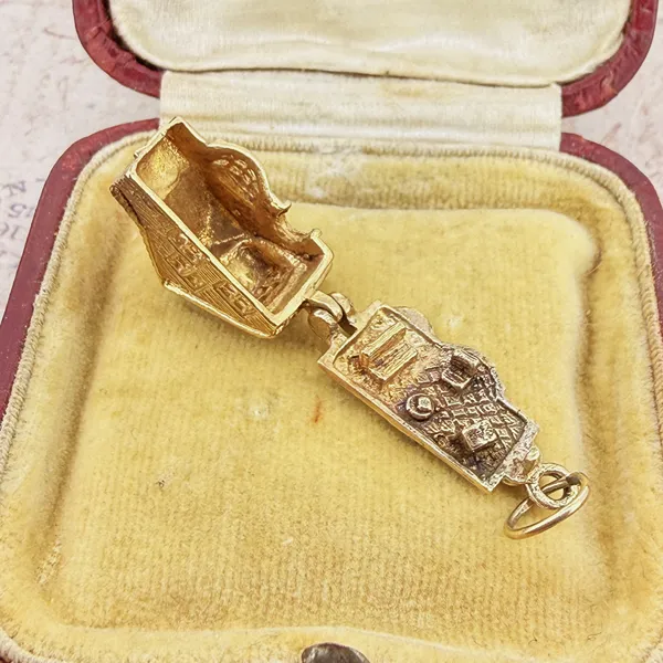 London 1973! Vintage 9ct Gold Opening House Charm — image 5