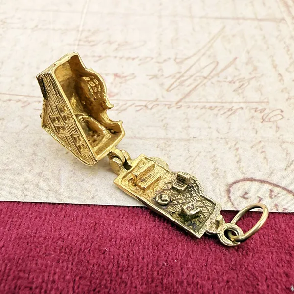 London 1973! Vintage 9ct Gold Opening House Charm — image 8