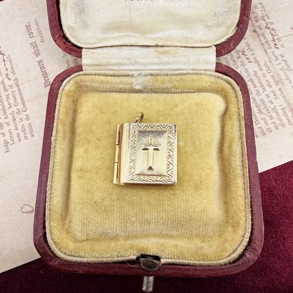 London 1965! 9ct Yellow Gold Bible Charm — image 2