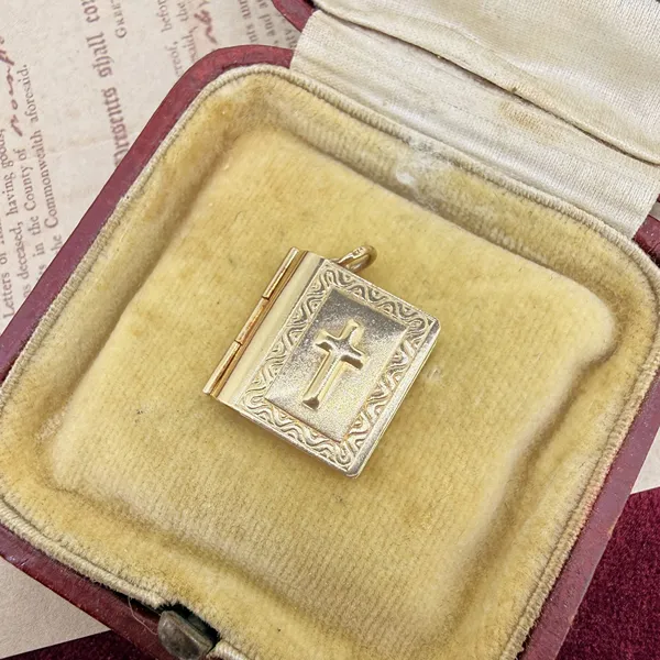 London 1965! 9ct Yellow Gold Bible Charm — image 3