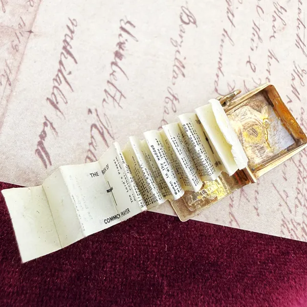 London 1965! 9ct Yellow Gold Bible Charm — image 8