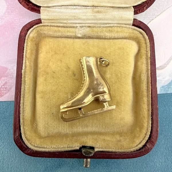 London 1973! 9ct Yellow Gold Ice Skate Charm — image 2