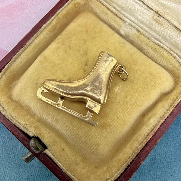 London 1973! 9ct Yellow Gold Ice Skate Charm — image 3