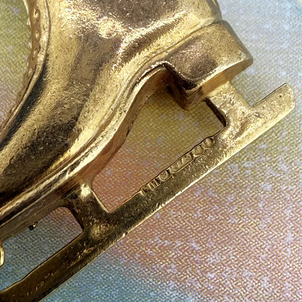 London 1973! 9ct Yellow Gold Ice Skate Charm — image 8