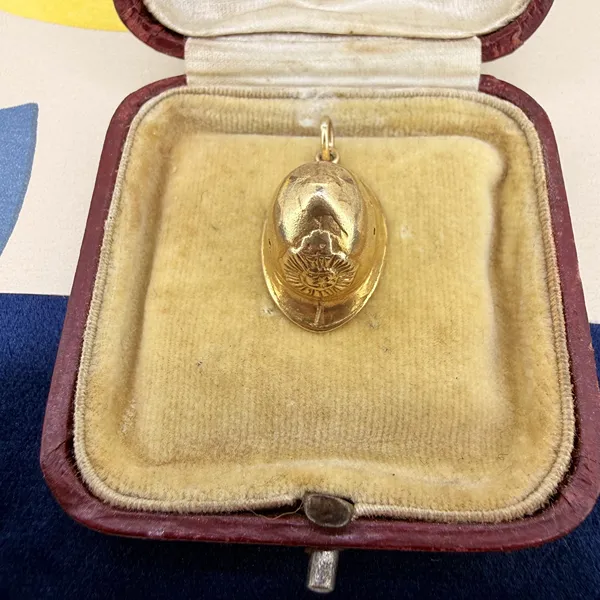 London 1972! 9ct Yellow Gold Policeman's Helmet Charm — image 2
