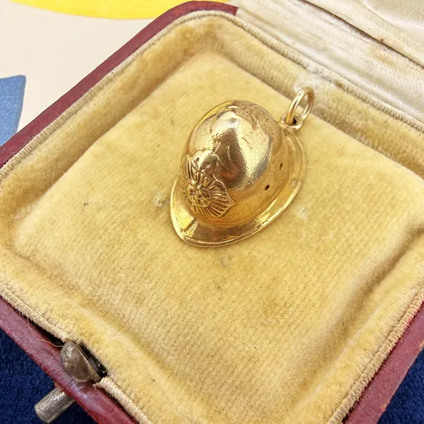 London 1972! 9ct Yellow Gold Policeman's Helmet Charm — image 3